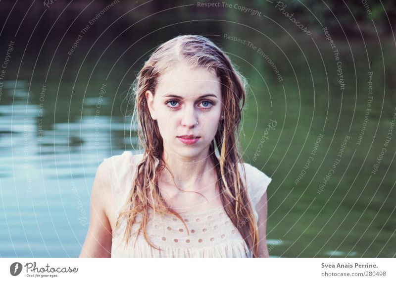 zwichen den welten. feminin Junge Frau Jugendliche Kopf Haare & Frisuren Gesicht 1 Mensch 18-30 Jahre Erwachsene Umwelt Natur Sommer Herbst See Wasser Kleid