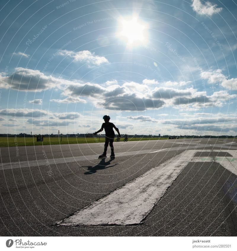 roller skating Inline Skating Kind Wolken Sommer Schönes Wetter Park Verkehrswege Landebahn Bewegung Erholung fahren sportlich Horizont Identität Mobilität