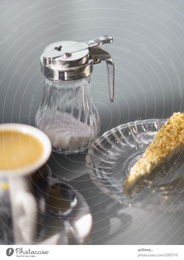 Köstliche Verkuchung Kuchen Zucker Milchkaffee Torte Tortenstück Kaffeetrinken Teller Tasse Glasteller Kaffeetasse Kaffeelöffel Zuckerdose grau Genusssucht