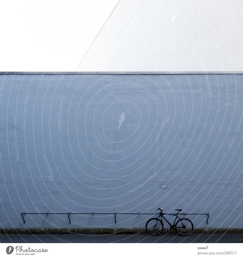 was bleibt Haus Platz Bauwerk Gebäude Architektur Mauer Wand Fassade Verkehr Straße Fahrrad Stein Beton Linie Streifen alt authentisch dunkel dünn einfach