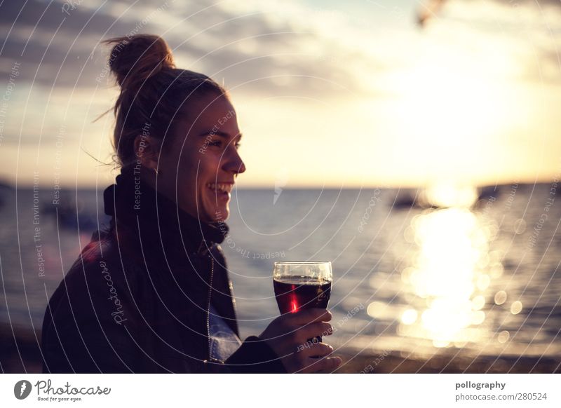 sundowner Ferien & Urlaub & Reisen Freiheit Sommerurlaub Sonnenbad Strand Meer Feste & Feiern Mensch feminin Junge Frau Jugendliche Erwachsene Leben 1