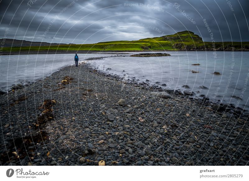 Person an Küste bei Ebbe auf der Isle of Skye in Schottland Abenteuer Einsamkeit einzeln Bewegung Gefühle Flut Wassermassen bedrohlich gefährlich Risiko