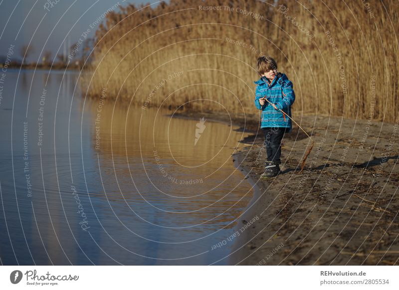 Kind am See Junge Wasser Schönes Wetter Kindheit alleine Natur Umwelt draußen unterwegs Außenaufnahme Landschaft Seeufer Tag Ruhe stille Glück glücklich