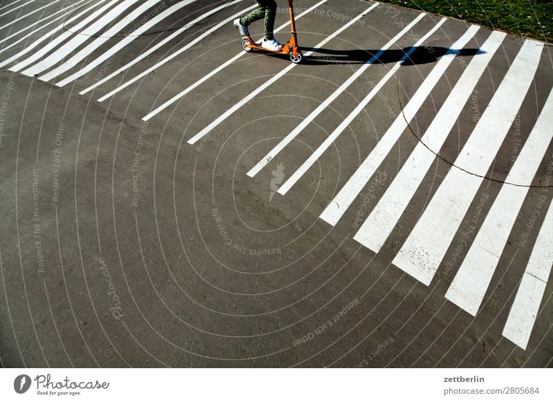 Roller Asphalt fahren Frühling Licht Kind Spielplatz Schilder & Markierungen Tretroller rollen Bewegung Schatten Sommer Spielen Streifen Linie Textfreiraum