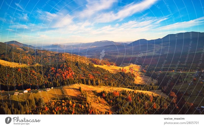 Sonnenlicht auf den Hügeln. Herbstlicher Sonnenuntergang auf den Bergen. schön Ferien & Urlaub & Reisen Tourismus Berge u. Gebirge Häusliches Leben Haus Hausbau