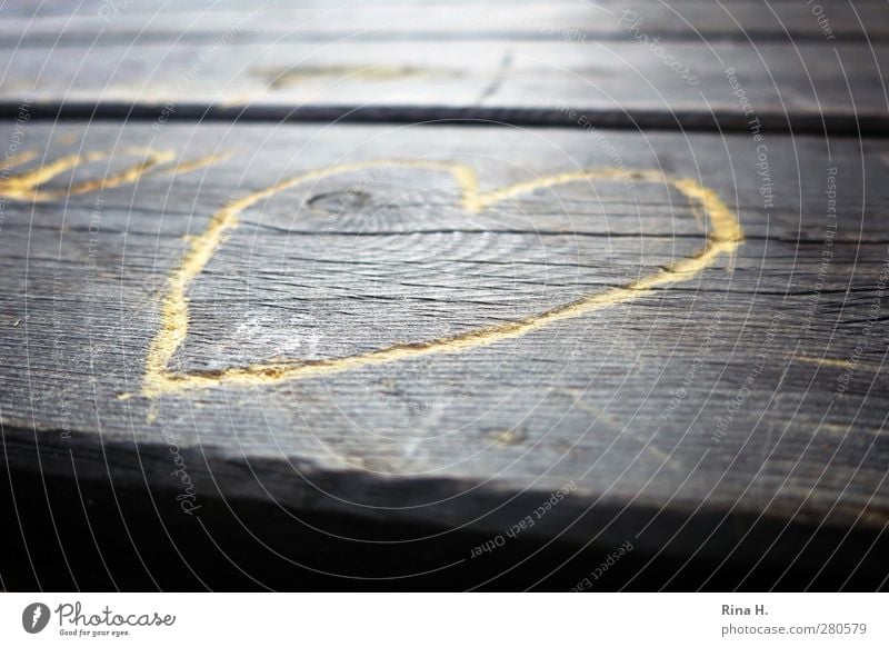 Herzig Holz Verliebtheit Liebe Romantik Holztisch Detailaufnahme Gedeckte Farben Außenaufnahme Menschenleer Textfreiraum unten Schwache Tiefenschärfe