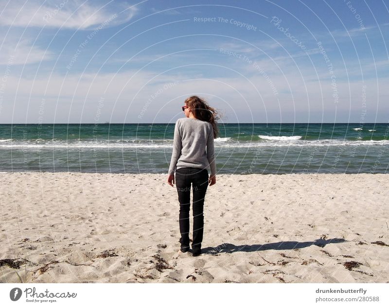 last days of summer Mensch feminin Junge Frau Jugendliche 1 18-30 Jahre Erwachsene Sand Wasser Himmel Horizont Sonnenlicht Sommer Küste Meer Jeanshose Pullover