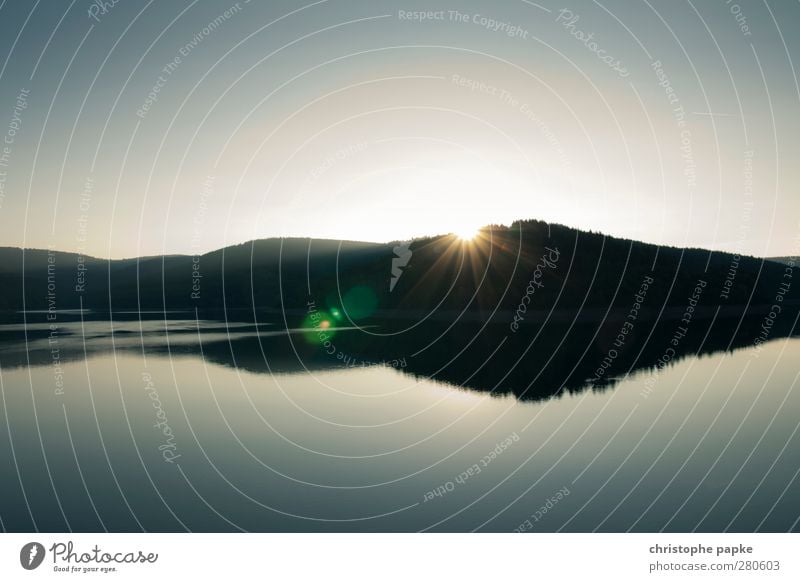 Hinterm Berg halten Umwelt Landschaft Sonne Sonnenaufgang Sonnenuntergang Sonnenlicht Hügel Berge u. Gebirge Gipfel Küste Seeufer Flussufer Fjord leuchten ruhig