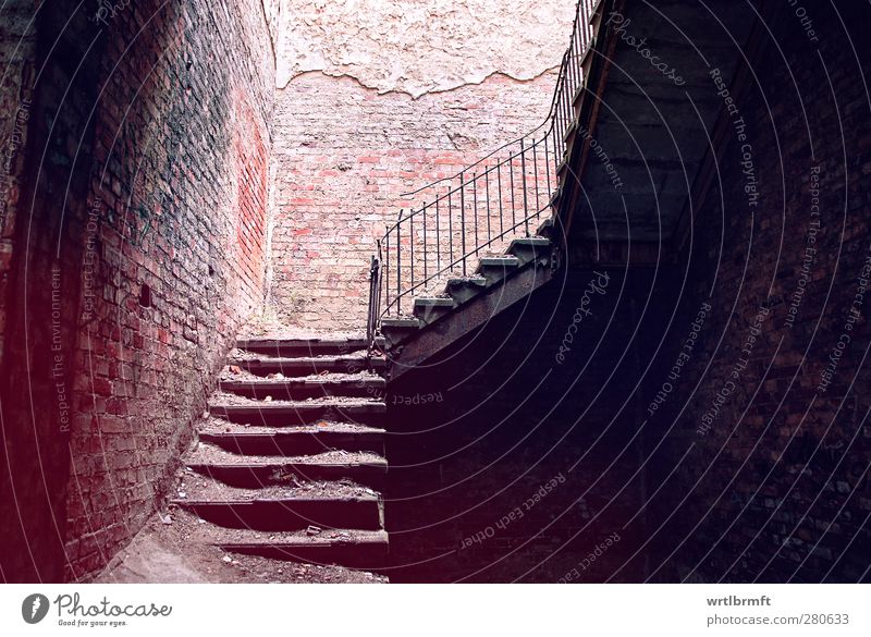 Stille Treppe Haus Industrieanlage Ruine Bauwerk Gebäude Mauer Wand Geländer alt dreckig dunkel braun rot Einsamkeit Endzeitstimmung Verfall Vergänglichkeit