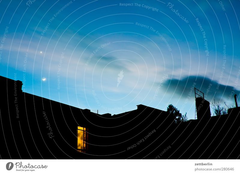 Venus. Mond. Dach. Häusliches Leben Wohnung Haus Nachtleben Umwelt Natur Urelemente Himmel Nachthimmel Stern Horizont Klima Wetter Schönes Wetter Stadt