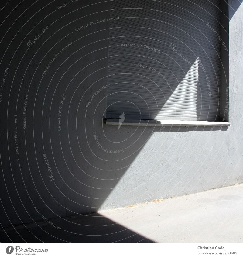 Lichtgeometrie Stadt Menschenleer Haus Einfamilienhaus Bauwerk Gebäude Architektur Mauer Wand Fenster Stein Beton grau Rollladen Lichtspiel Lichterscheinung