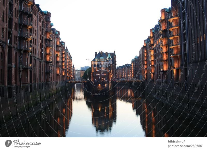 Wasserschloss Speicherstadt Hamburg Altstadt Haus Bauwerk Gebäude Architektur Sehenswürdigkeit Stein Erholung Blick Bekanntheit glänzend blau gold schwarz weiß