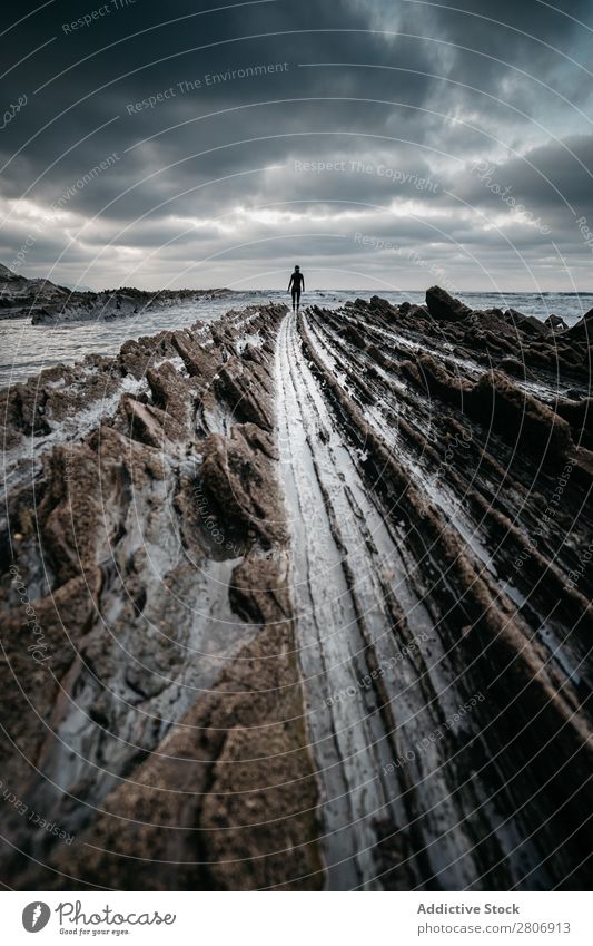 Anonyme Person auf dem Rohsteinufer Mensch Küste Meer rau Stein Silhouette flysch sakoneta deva Spanien Wolken Himmel Wasser Ferien & Urlaub & Reisen Ausflug