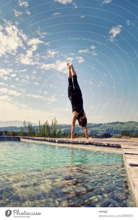 stand feminin androgyn Junge Frau Jugendliche 1 Mensch 18-30 Jahre Erwachsene Wasser Himmel Schönes Wetter sportlich muskulös Handstand Schwimmbad Turner