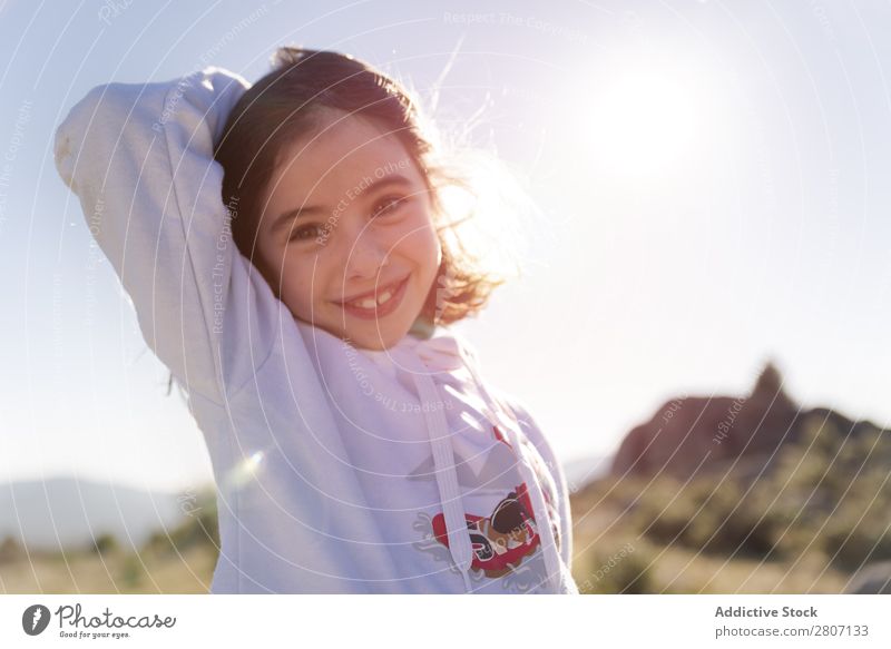 Das kleine Mädchen genießt und spielt im Sonnenlicht auf dem Hügel. niedlich Tag Hintergrundbild Feld hübsch Freiheit Frühling Gras Natur schön Mensch Frau