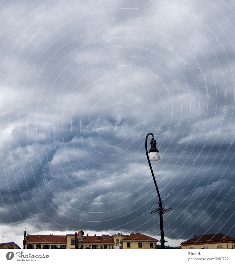 Dunkle Wolken Gewitterwolken Sommer Klima Unwetter Wind Stadt Haus dunkel Straßenbeleuchtung Laterne bedrohlich Quadrat Farbfoto Außenaufnahme Menschenleer Tag