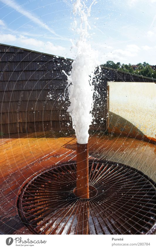 Fresh surprise! Wasserkraftwerk Sommer Schönes Wetter Holz Metall Rost frisch nass orange rot Kraft Überraschung Gelöstheit losgelöst spritzen Farbe Freiheit