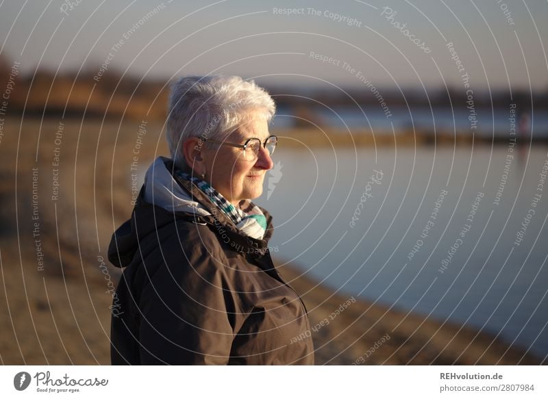 Seniorin sieht in die Ferne Lifestyle Wohlgefühl Zufriedenheit Erholung ruhig Mensch feminin Weiblicher Senior Frau Großmutter Leben 1 60 und älter Umwelt Natur