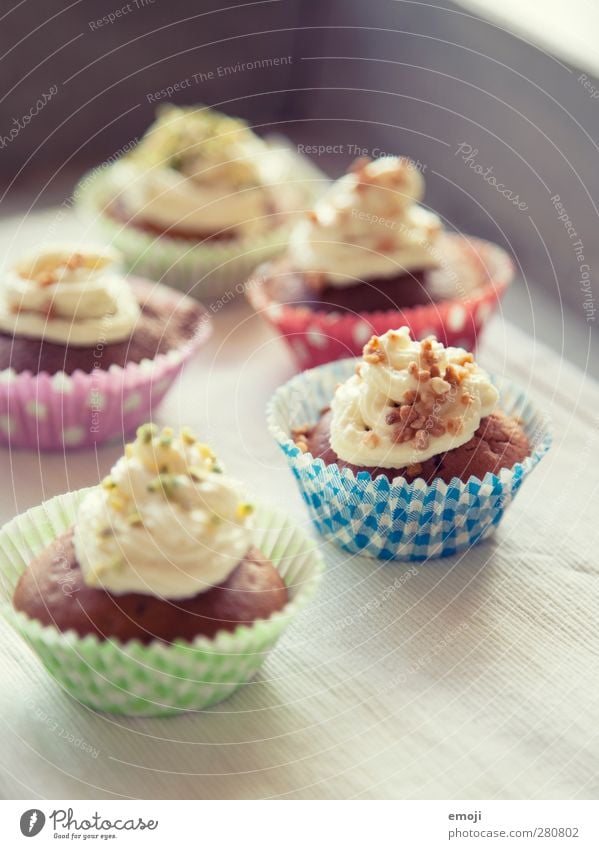 gepunktet, gestreift, gegessen Teigwaren Backwaren Süßwaren Ernährung Picknick Slowfood Fingerfood lecker süß Cupcake mehrfarbig Farbfoto Innenaufnahme