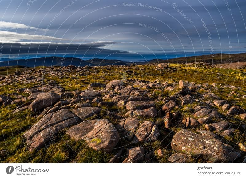 Applecross Pass und Isle of Skye in Schottland applecross Atlantik ausblick Berge u. Gebirge Gipfel Großbritannien Hebriden Highlands Hintergrundbild hoch Insel