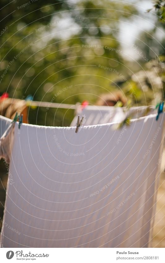 Wäschetrocknung im Freien Lifestyle Garten Natur Schönes Wetter Bekleidung hängen einfach frisch natürlich Sauberkeit trocken Klima nachhaltig