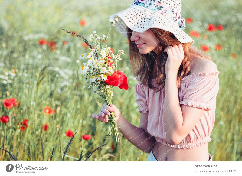 Schönes junges Mädchen im Feld der Wildblumen Lifestyle Freude Glück schön Sommer Garten Kind Mensch Frau Erwachsene Eltern Mutter Familie & Verwandtschaft 1