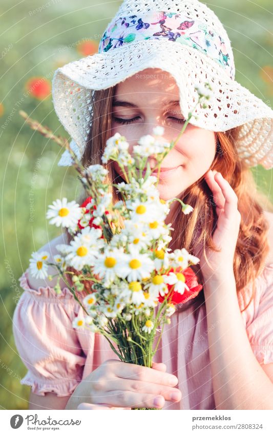 Schönes junges Mädchen im Feld der Wildblumen Lifestyle Freude Glück schön Sommer Garten Kind Mensch Frau Erwachsene Eltern Mutter Familie & Verwandtschaft 1