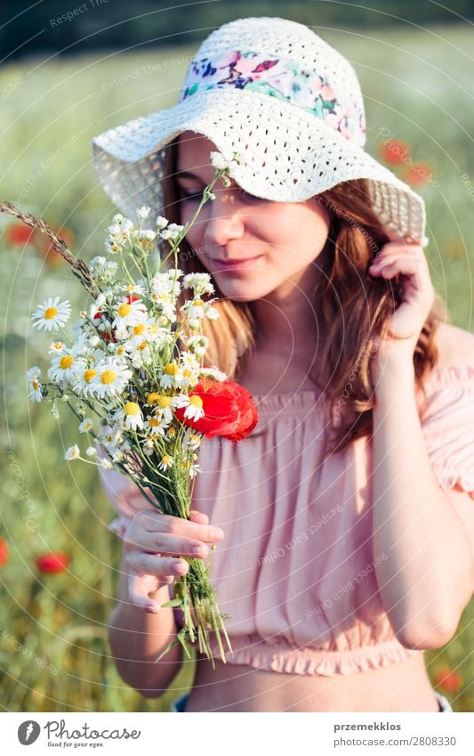 Schönes junges Mädchen im Feld der Wildblumen Lifestyle Freude Glück schön Sommer Garten Kind Mensch Frau Erwachsene Eltern Mutter Familie & Verwandtschaft 1