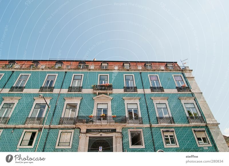 Urlaub im Geiste Wolkenloser Himmel Sonnenlicht Frühling Sommer Schönes Wetter Lissabon Portugal Hauptstadt Altstadt Haus Mauer Wand Fassade Fenster ästhetisch