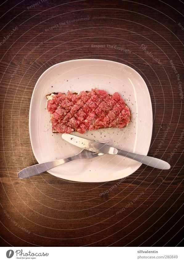 Mettbrot auf Tisch Lebensmittel Besteck Küche Essen Holz oben braun weiß Hackfleisch Strukturen & Formen Butter Belegtes Brot Teller Muster Pfeffer Salz Kreis