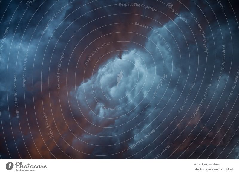 the dark mark Himmel Wolken Gewitterwolken Sonnenlicht Klima Wetter schlechtes Wetter Sturm Regen außergewöhnlich bedrohlich dunkel gigantisch gruselig Farbfoto