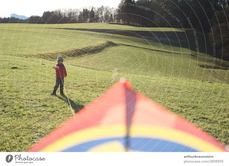 Junge auf der Wiese beim Drachenfliegen in der Freizeit sportlich Freizeit & Hobby Mensch maskulin Kind Kindheit 1 3-8 Jahre Umwelt Natur Landschaft Frühling