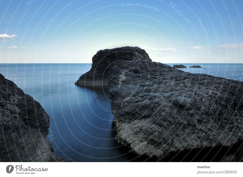 blaues Meer Landschaft Urelemente Himmel Wolkenloser Himmel Sommer Schönes Wetter Küste Bucht grau Gedeckte Farben Außenaufnahme Menschenleer Textfreiraum oben