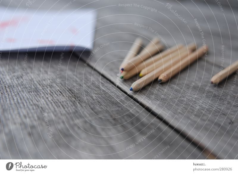 malen Bildung Kindergarten Papier Zettel Schreibstift zeichnen schreiben Schule Tisch Schreibwaren Farbstift Zeichenstift Textfreiraum unten