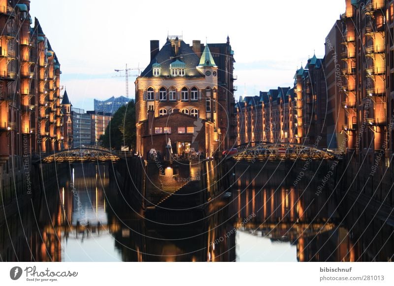 Teekontor Wasserschloss in der Speicherstadt Gastronomie Architektur Hafenstadt Haus Sehenswürdigkeit Stein Erholung blau gelb gold Farbfoto Außenaufnahme