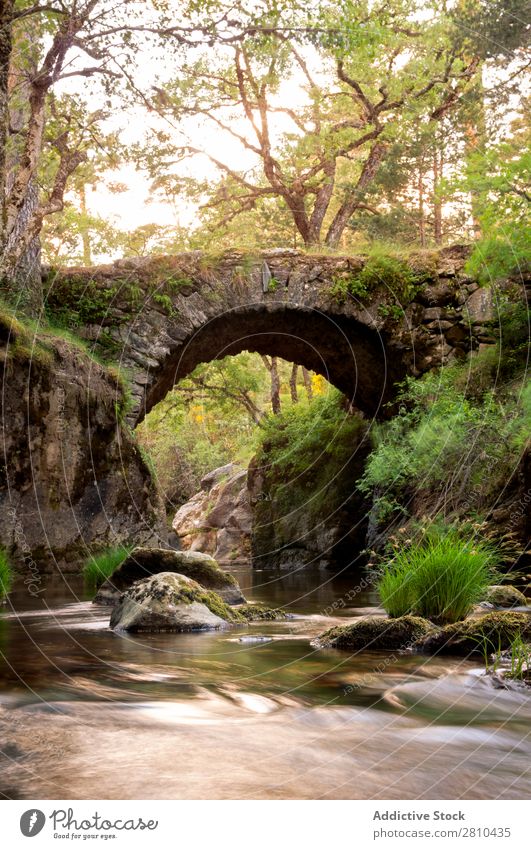 Mittelalterliche Brücke über den Bergfluss Sonnenuntergang Park Natur Stein Wald Fluss national altehrwürdig Hintergrundbild Ferien & Urlaub & Reisen Abend