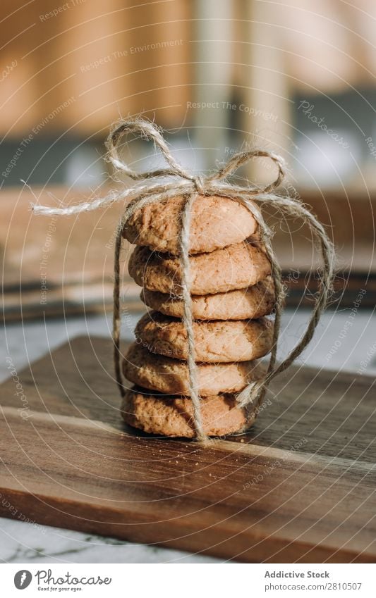 Stapel von Keksen mit Seil und Krawatte Plätzchen süß Lebensmittel Tisch Snack Dessert weiß frisch trinken lecker Fressen Küche Frühstück Zucker heimwärts