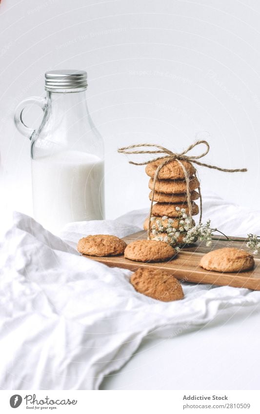 Flasche Milch und Kekse Plätzchen süß Glas Lebensmittel Tisch Snack Dessert weiß frisch trinken lecker Fressen Küche Stapel Frühstück Zucker heimwärts