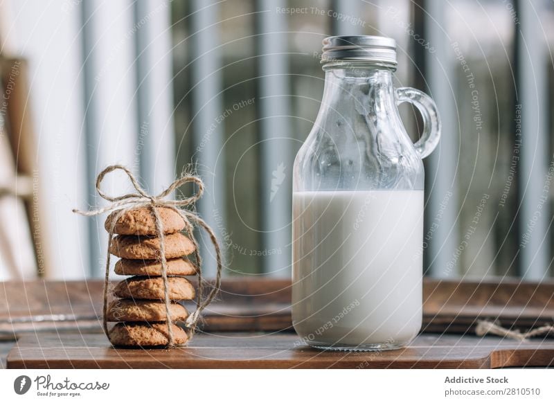 Flasche Milch und Kekse Plätzchen süß Glas Lebensmittel Tisch Snack Dessert weiß frisch trinken lecker Fressen Küche Stapel Frühstück Zucker heimwärts