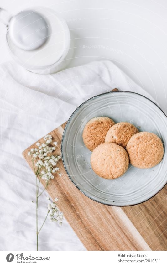 leckere Kekse in einem Teller mit Milchflasche Plätzchen süß Lebensmittel Tisch Snack Dessert weiß frisch trinken Fressen Küche Stapel Frühstück Zucker