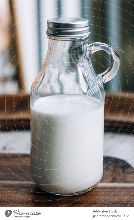 Glasflasche mit Milch Flasche Tisch weiß frisch trinken lecker Küche Stapel Frühstück Zucker heimwärts geschmackvoll Gesundheit backen Biskuit braun