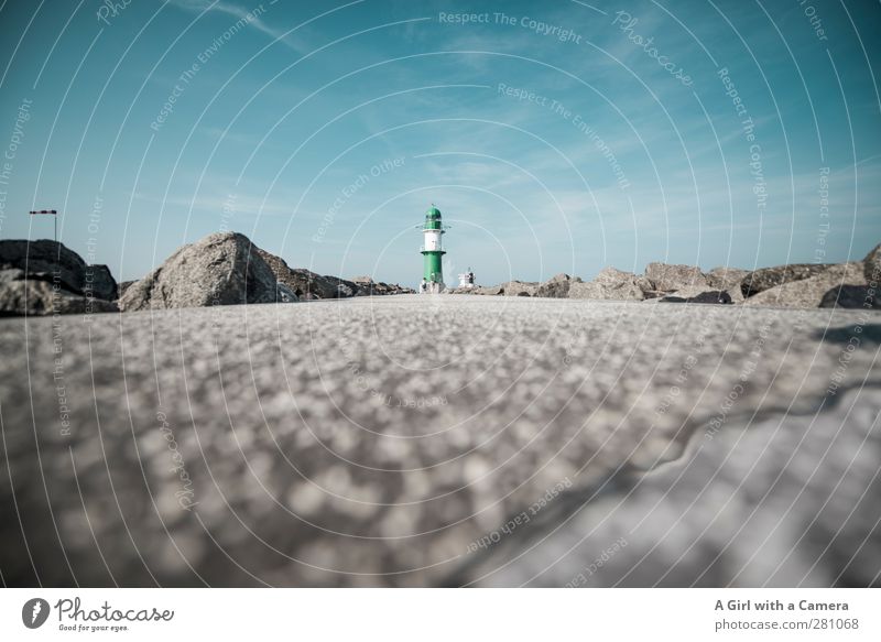 Warnemünde - Horizont Himmel Wolkenloser Himmel Sommer Leuchtturm Ferne tief klein Wege & Pfade Froschperspektive Gedeckte Farben Außenaufnahme