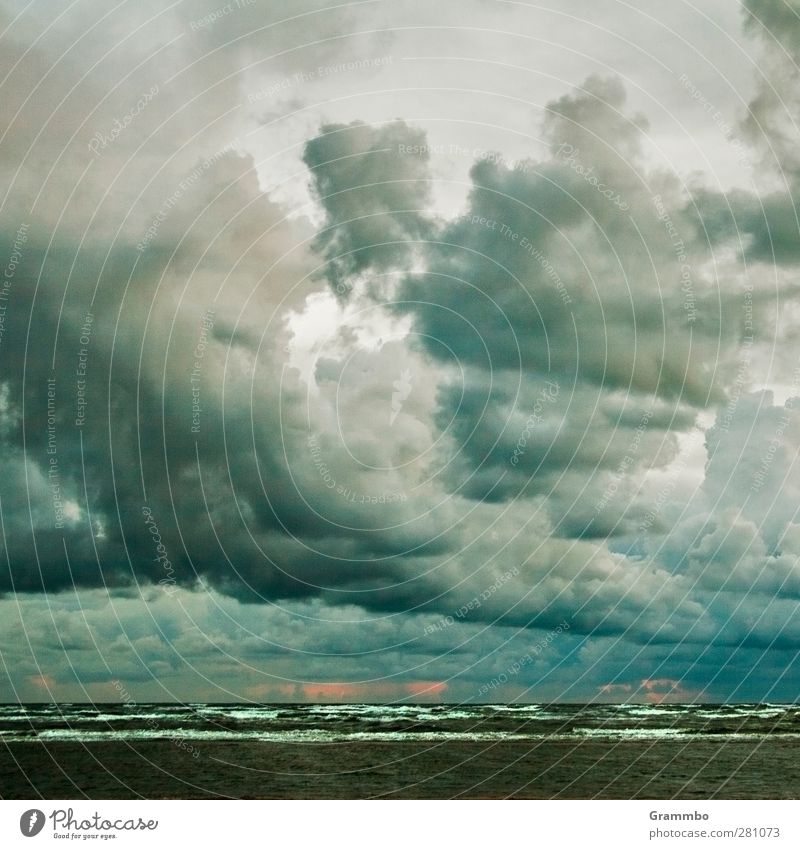 Sonnenuntergang für Optimisten Wasser Wellen Nordsee bedrohlich Wolken bedeckt trüb dunkel Landkreis Regen Farbfoto Gedeckte Farben Außenaufnahme