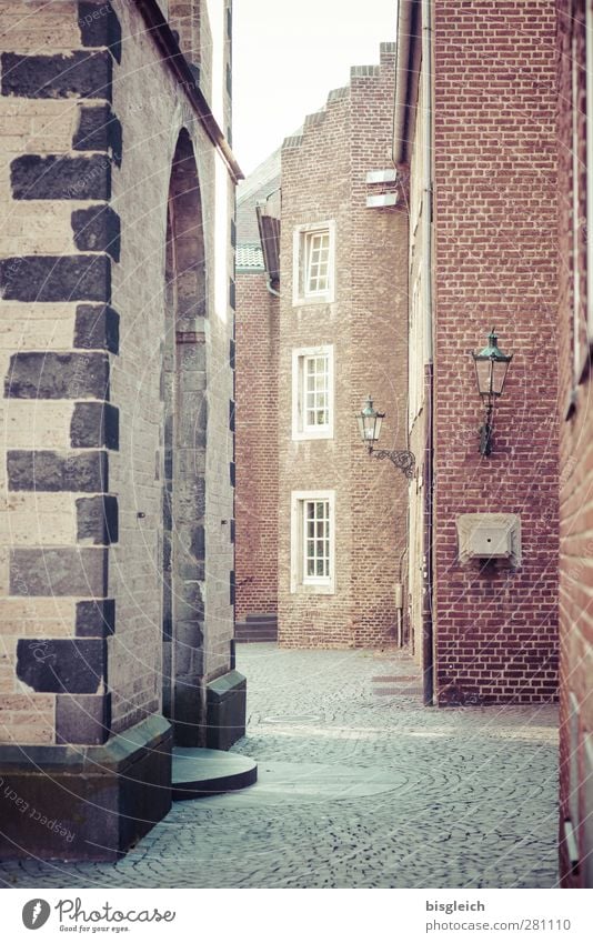 Durch diese hohle Gasse Düsseldorf Bundesadler Europa Stadt Stadtzentrum Altstadt Menschenleer Haus Kirche Mauer Wand Fenster Straßenbeleuchtung