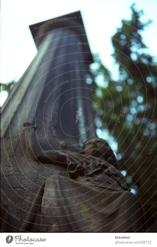 Friedhof aus einer anderen Perspektive obskur Engel Stein Säule