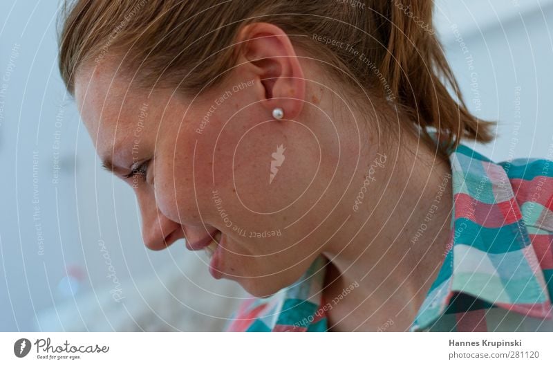 acht Mensch feminin Junge Frau Jugendliche Erwachsene Kopf Ohr 1 18-30 Jahre brünett langhaarig Zopf beobachten entdecken Lächeln Blick authentisch frei