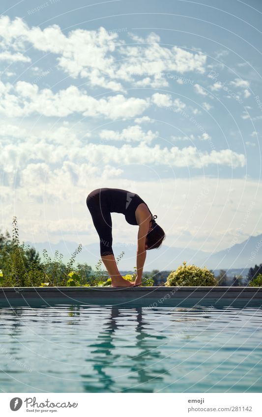 () feminin Junge Frau Jugendliche 1 Mensch Wasser Himmel sportlich muskulös natürlich blau beweglich Sportler Turner Farbfoto Außenaufnahme Tag