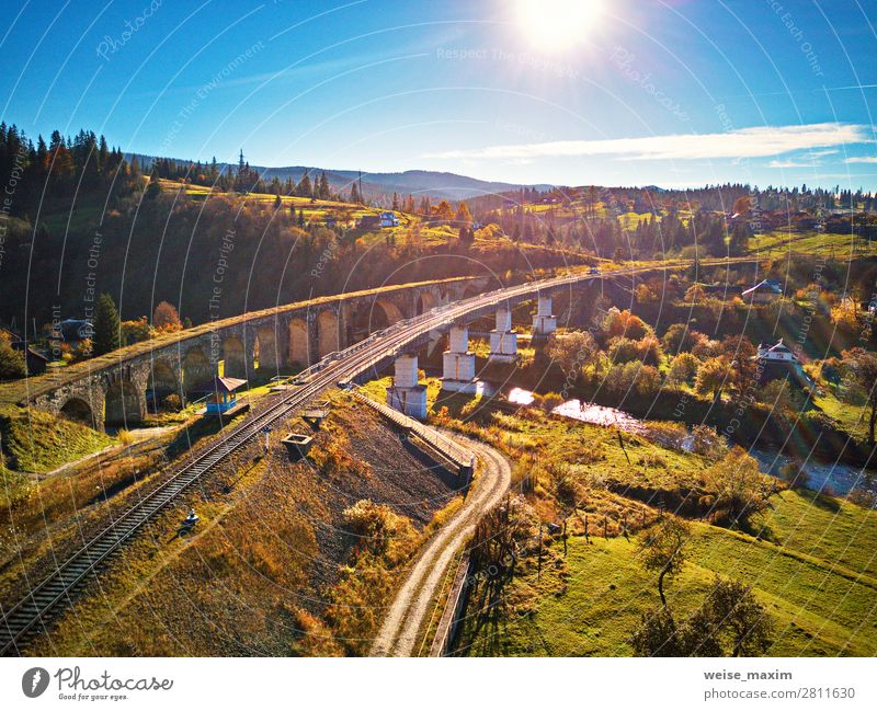 Altes Eisenbahnviadukt in den Bergen. Herbst Ländliche Landschaft Ferien & Urlaub & Reisen Tourismus Ausflug Abenteuer Ferne Freiheit Städtereise Kreuzfahrt