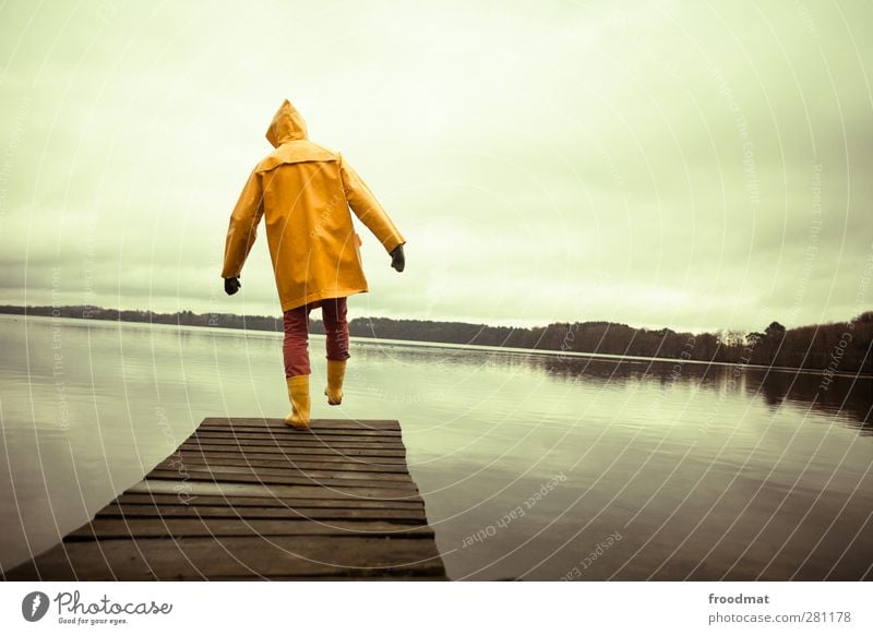 balance Ferien & Urlaub & Reisen Ausflug Abenteuer Mensch maskulin Junger Mann Jugendliche Erwachsene 1 Landschaft Wasser Herbst schlechtes Wetter Seeufer