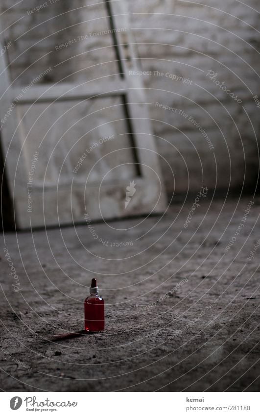 AST5 | Blutprobe Getränk Alkohol Spirituosen Flasche Häusliches Leben Raum Dachboden Tür Mauer Wand Boden Sand alt dreckig klein rot staubig einzeln Pipette